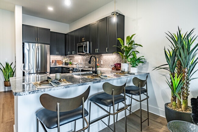 1BR, 1BA - 726SF - Dining Room