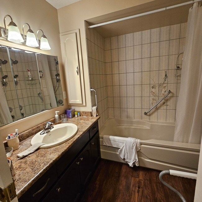 Photo - 3115-3115 Trafalgar St