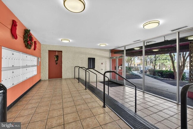 Building Photo - 16 S Van Dorn St Unit 506