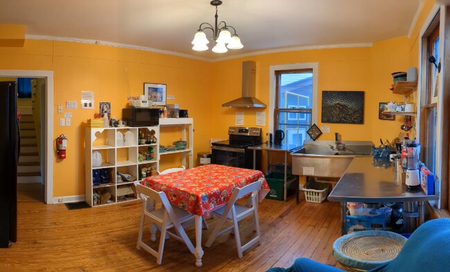 16 Ravenscroft Dr