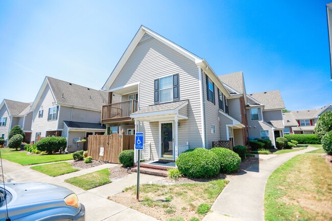 Bright 2BR/2BA Condo with Skylights & Patio - Bright 2BR/2BA Condo with Skylights & Patio