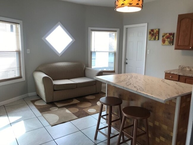 Photo - 510 W 5th St Unidad 2
