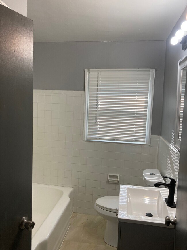 Photo - 1089 Longshore Dr