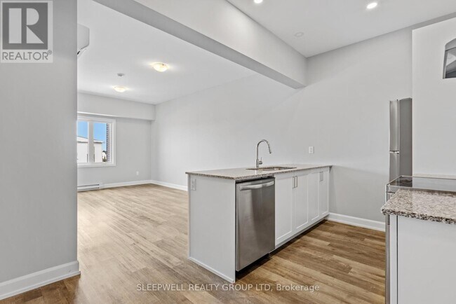 Photo - 979 N Russell Rd Unité 302