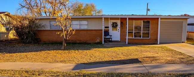 Building Photo - 908 NE Bronstad Dr