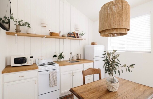 Photo - Fully furnished studio apartment in the North End! | 3-6 month leases available!!