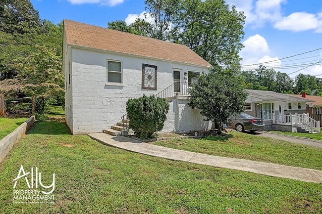 Building Photo - 2550 Woodland Dr