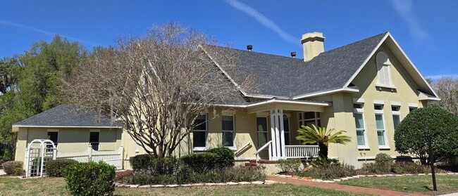 Building Photo - 3-bedroom, 2-bathroom cottage-style villa in Savanna Pointe