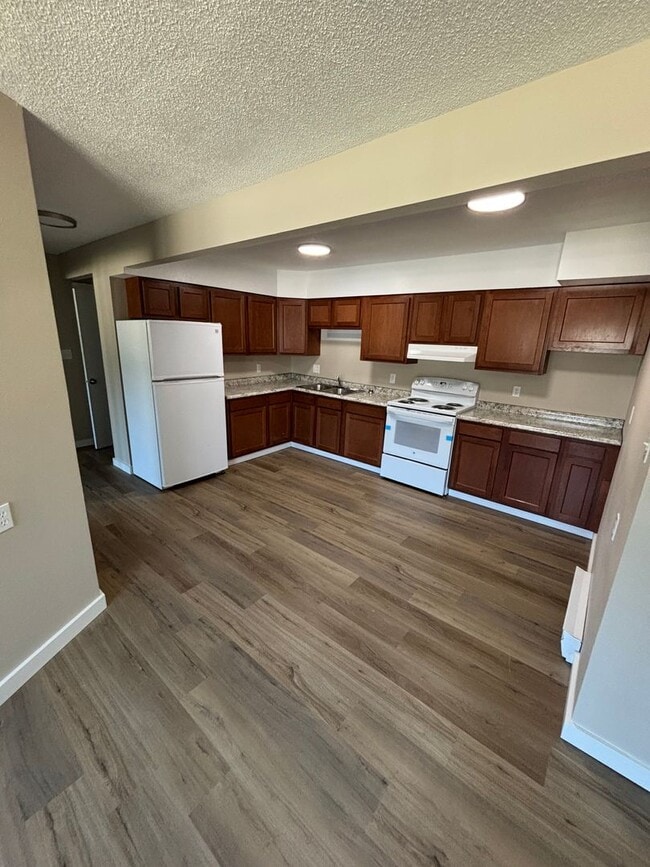 Building Photo - Fairview Apartments Unit D04