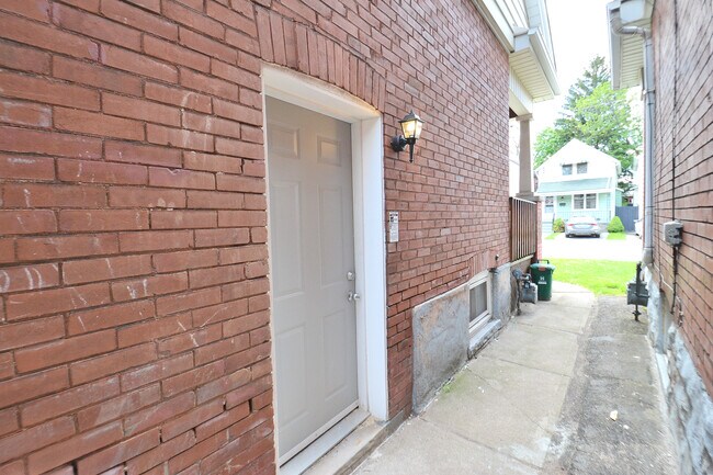 Photo - 102 Belmont Av Unit Lower