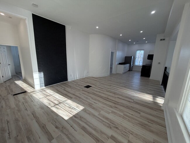 Photo - Newly Renovated 2-Bedroom with Soaring Ceilings & Bonus Reading Nook Unidad B