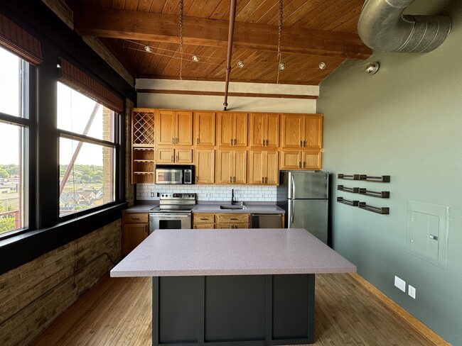 Building Photo - 215 W Maple St Unit 605