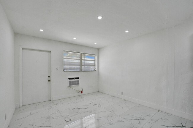 Photo - 105 NW 14th Way