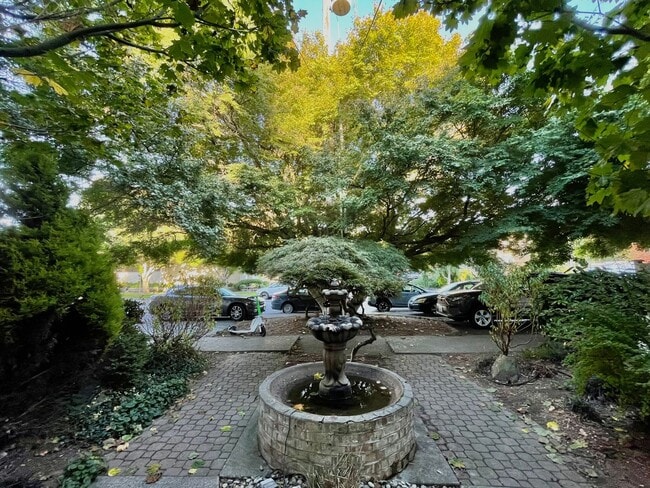 Building Photo - Spacious Top-Floor 2BD in Beautiful Magnol... Unit 14