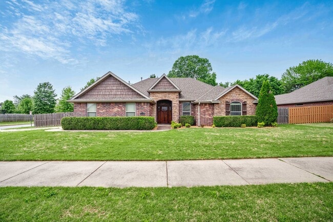 Building Photo - Spacious 3 Bedroom 2 Bath home in Great Location!
