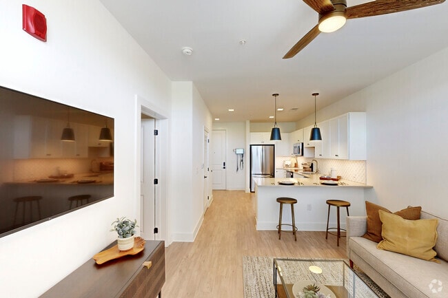 1 BR, 1 BA, 698 SF