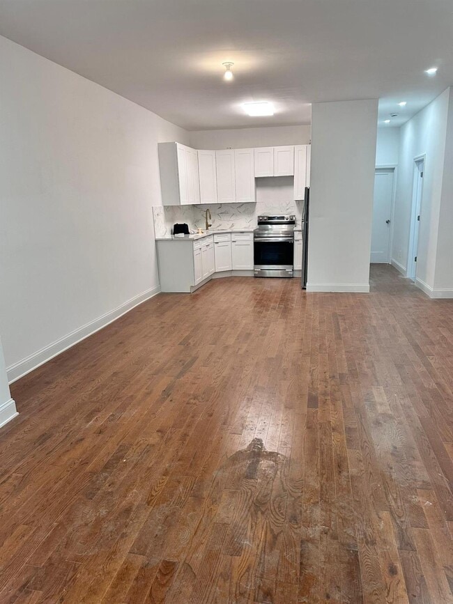Building Photo - 333 Milford St Rental