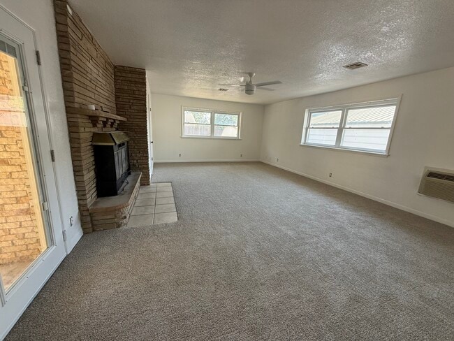 Building Photo - 3812 E 36th St Rental
