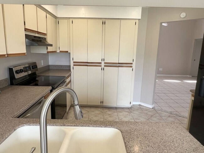 Photo - 853 Banks St NW