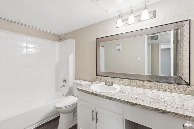 2BR, 2BA - 897SF - Primary Bathroom