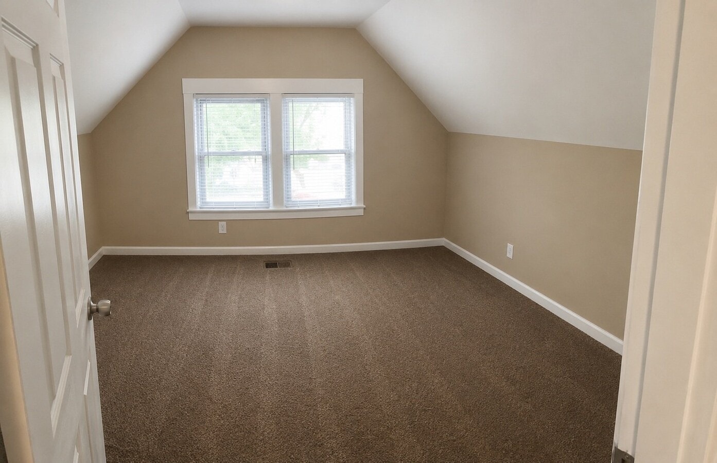 Photo - 225 Emming St Unit UPPER