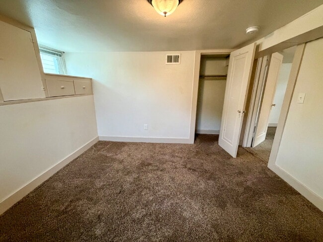 Building Photo - Charming 1-Bedroom Apartment Near Downtown | Utilities Included