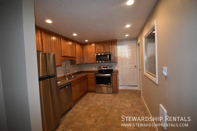 Photo - 893 W 5th Ave Unit 2