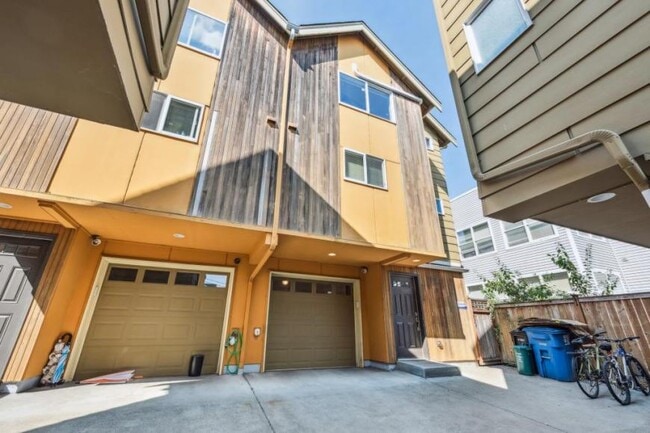Building Photo - 3 bedroom in Seattle WA 98199 Rental