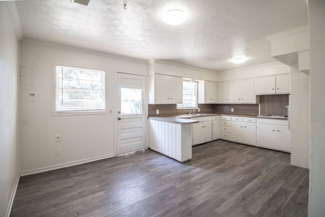 Centrally Located 3 Bedroom 2 Bathroom house! - Centrally Located 3 Bedroom 2 Bathroom house!