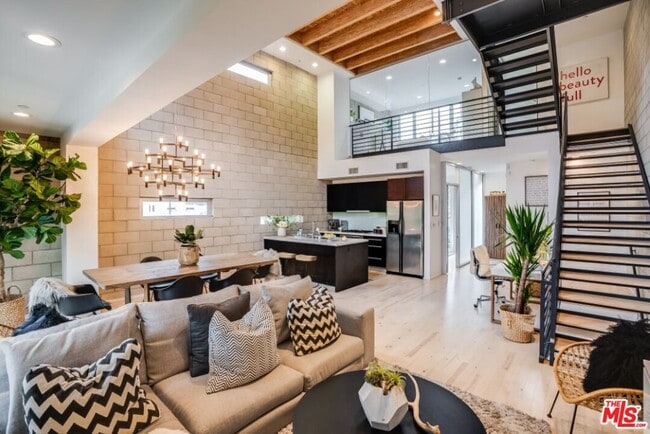 Building Photo - 3450 Cahuenga Blvd Unit 101 Rental