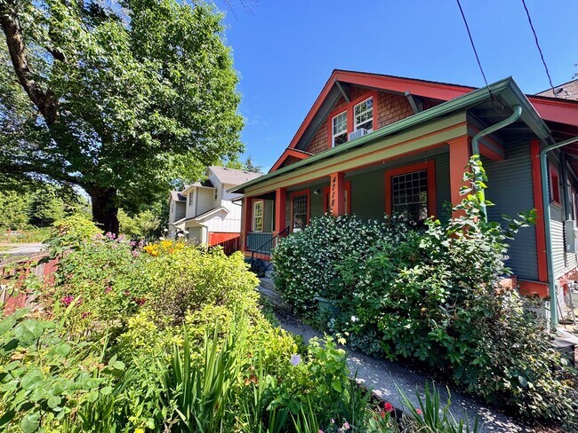 Photo - Beautiful 4+ Bed, 3 Bath Crafstman Home with Fenced Yard near St. Johns
