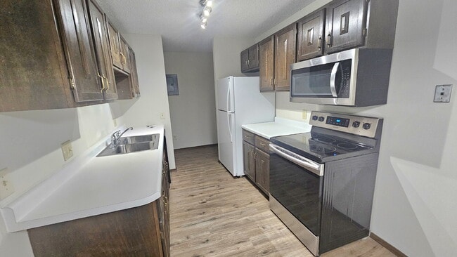Well maintained 2-Bed 2-bath Oasis with Pool Access in Prime Bloomington Location 7-17