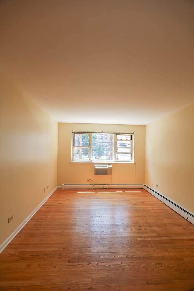 Building Photo - 522 W Briar Pl Unit #456