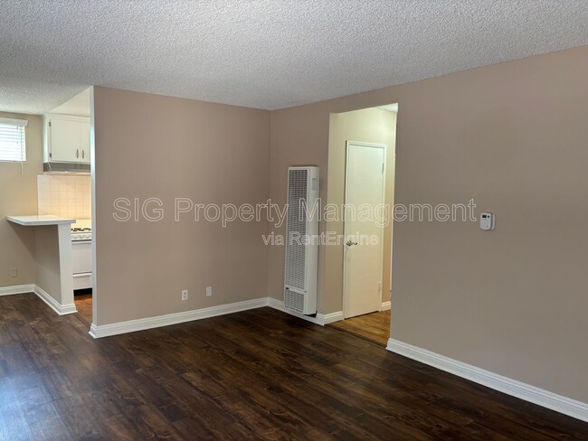 Photo - 3104 Montrose Ave Unit 6