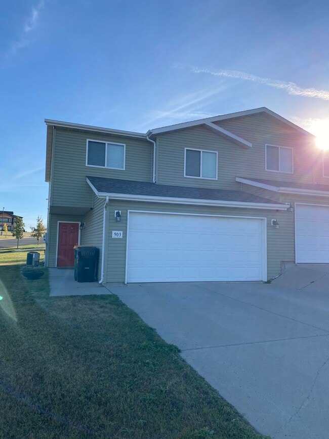 Building Photo - 3bed 2.5 bath Twinhome SORRY NO PETS!!