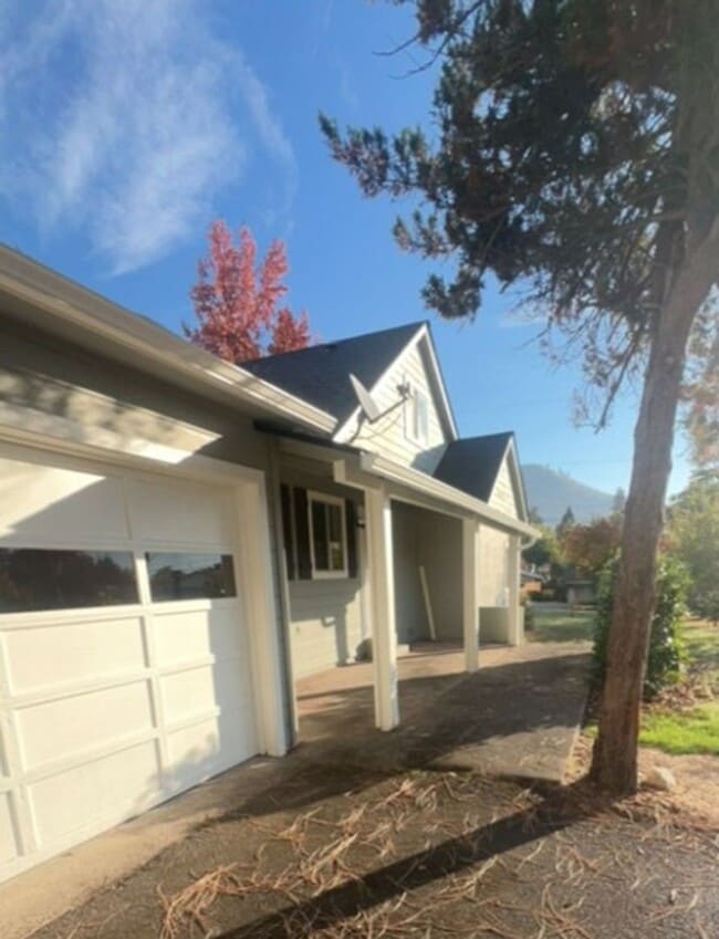Photo - 4BED2BATH - GARAGE, HEAT PUMP AC, BACK YAR...
