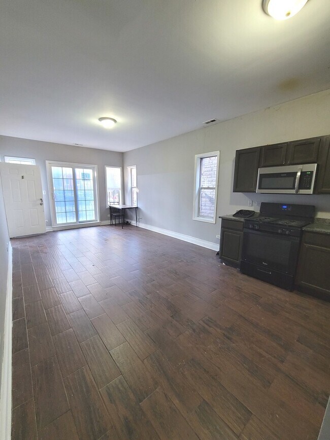 Photo - 7947 S Escanaba Ave