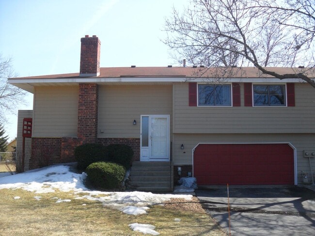 Building Photo - Checkout This 2bed 2bath Townhome in Bloomington!