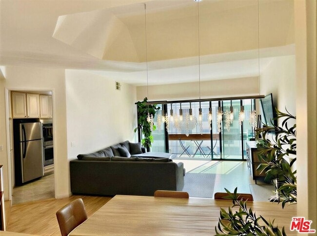 Building Photo - 750 S Bundy Dr Unit 203