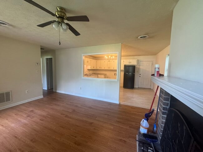 Photo - 150 Essex Ct