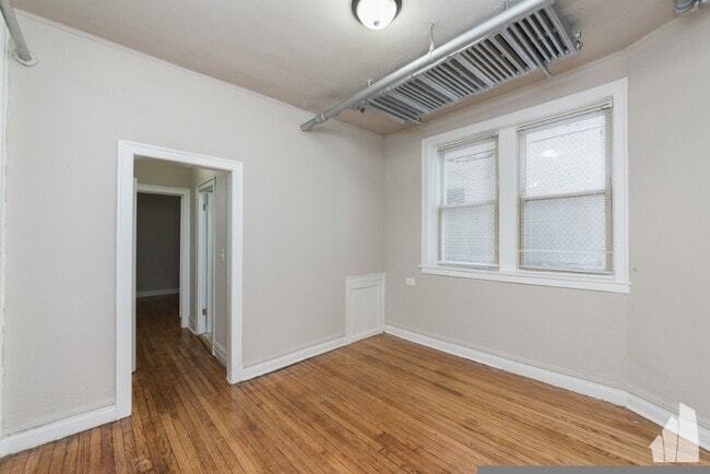 Building Photo - 4233 W Addison St Unit 2