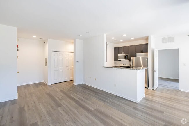1BR, 1BA - 795SF - Living Room