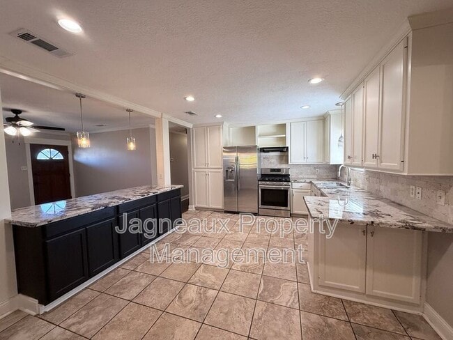 Photo - 2528 St Joseph St