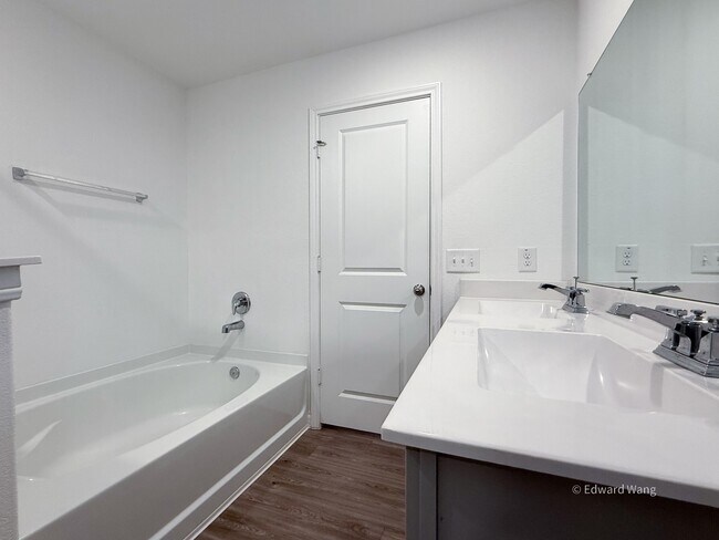 Photo - 1040 Greenshank Dr