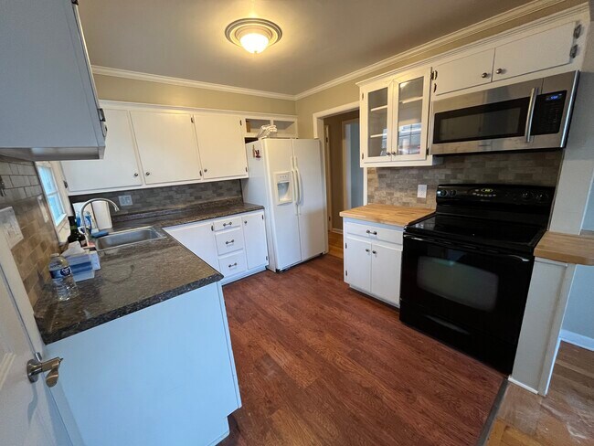 Kitchen - 416 Hackett Blvd