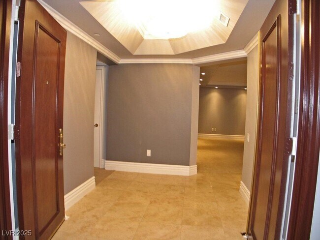 Building Photo - 2747 Paradise Rd Unit 502