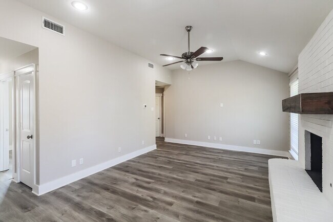 Photo - 601 E 6th St