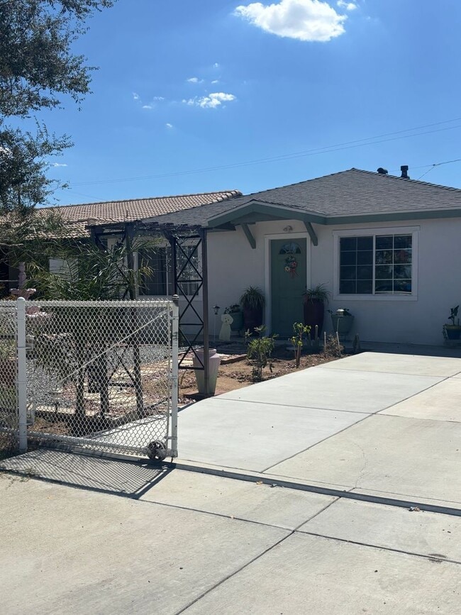 16525 Smoke Tree St Unidad Smoke Tree 1 (Main House)