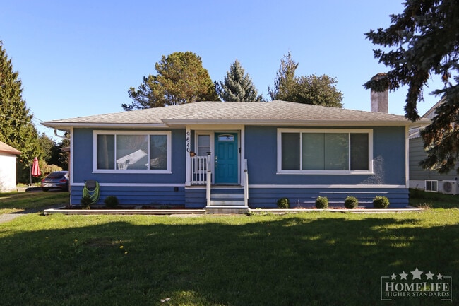 Building Photo - Charming & Spacious 4-Bedroom Character Ho... Unit House