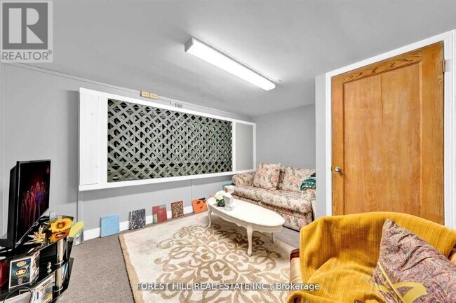 Photo - 996 Bayview Ave